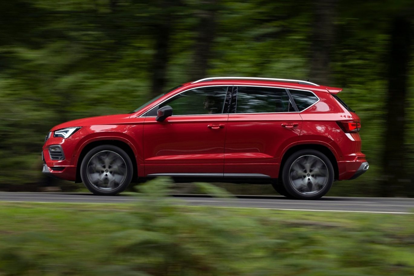 seat ateca rojo dinamica lateral